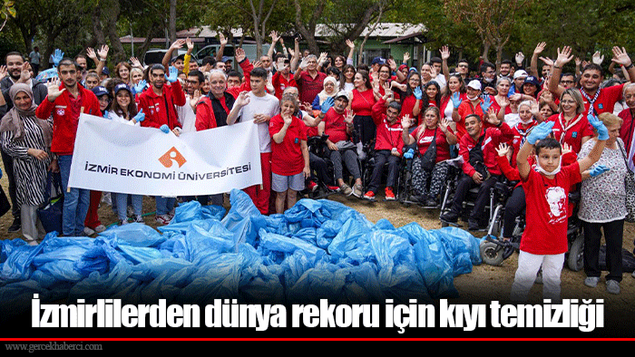İzmirlilerden dünya rekoru için kıyı temizliği