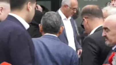 Gürsel Tekin sorusuna Özgür Özel'den dikkat çeken hareket