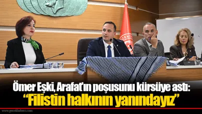 Ömer Eşki, Arafat’ın poşusunu kürsüye astı: “Filistin halkının yanındayız”