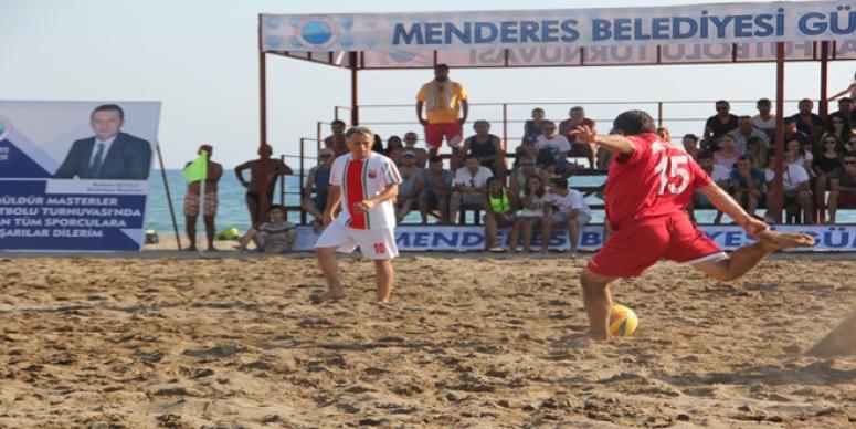 GÜMÜLDÜR’DE PLAJ FUTBOLU HEYECANI