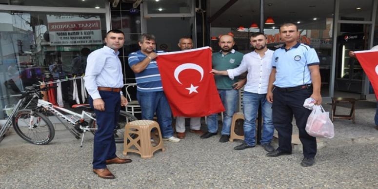 MENDERES’TE HER YER AL BAYRAK