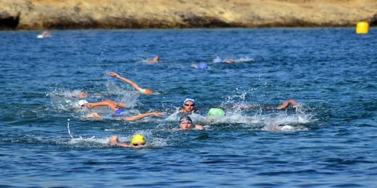FOÇA'DA ŞAMPİYONLUĞA KULAÇ ATTILAR