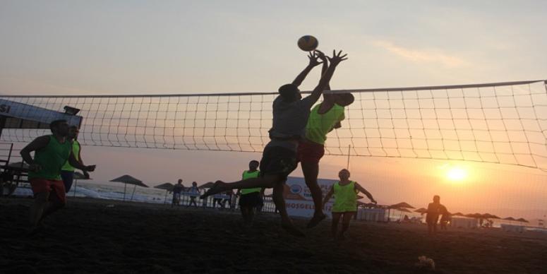 PLAJ VOLEYBOLU’NDA ŞAMPİYON GÜMÜLDÜR
