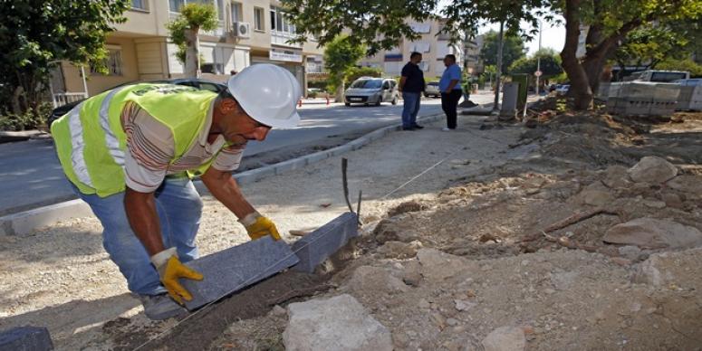 KONAK'TA PARKLAR GÜZELLEŞİYOR