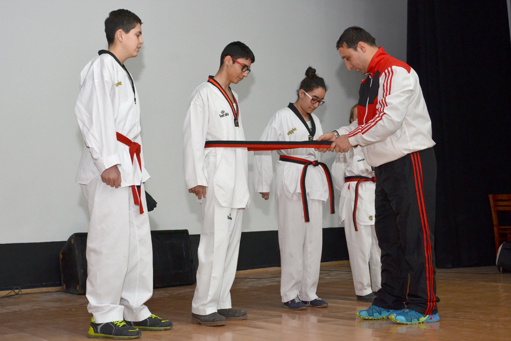 FOÇALI TAEKWONDOCULAR KEMER HEYECANI YAŞADI