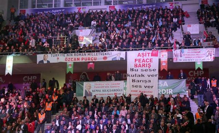 CHP KONGRESİ'NDE KÜRTÇE PANKART