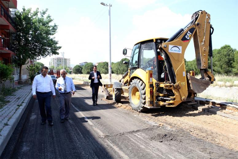 BORNOVA BELEDİYESİ YOLLARI YENİLİYOR