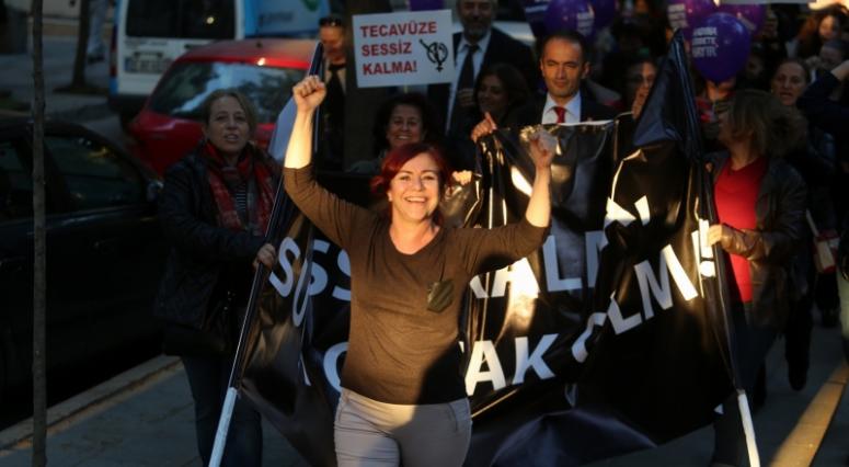 BORNOVA'DA SÖZ DE, SAHNE DE, MEYDAN DA KADINLARIN