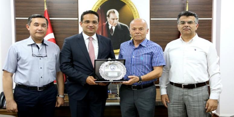 AKADEMİSYENLERDEN BAŞKAN ATİLA’YA PLAKETLİ TEŞEKKÜR