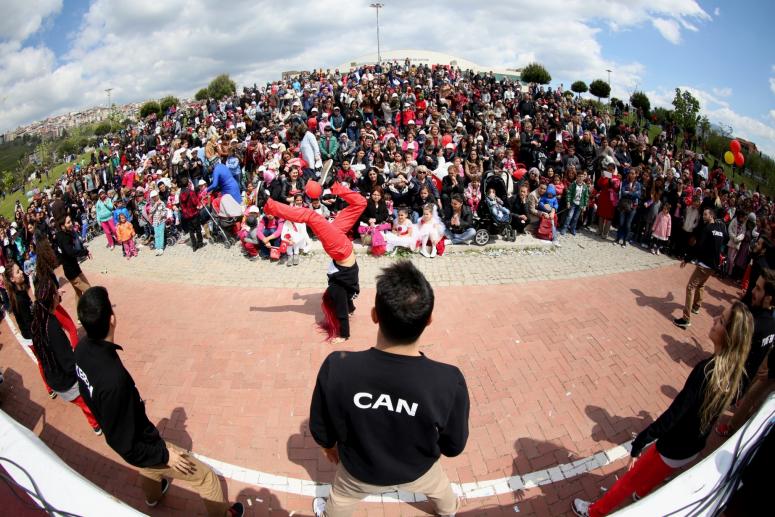 BORNOVA’DA GÜN BOYU 23 NİSAN COŞKUSU