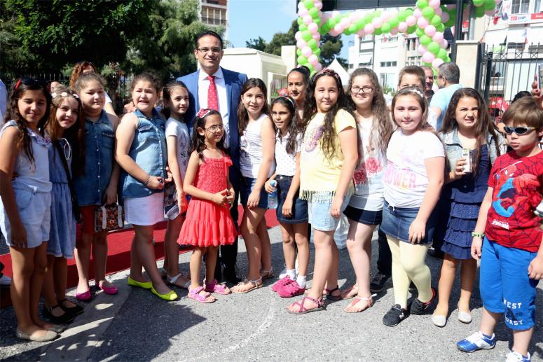 BAŞKAN ATILA, MEZUNU OLDUĞU ILKOKULDA KARNE DAĞITTI
