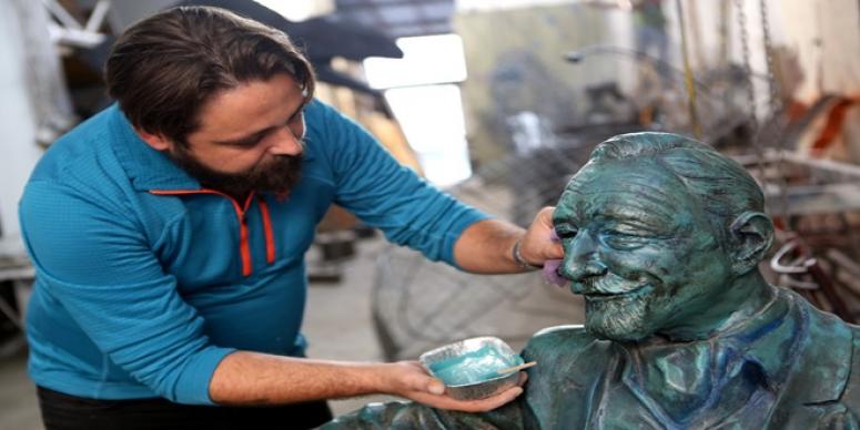 EFSANE BAŞKAN’IN HEYKELİ ESKİSİNDEN DE GÜZEL HALE GETİRİLDİ