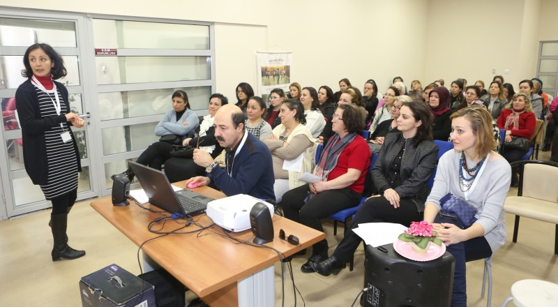 BORNOVA'DA MUTLU ÇOCUKLAR YETİŞİYOR