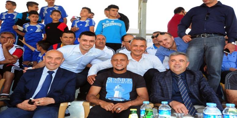 ŞAMPİYONLUK KUPASI ROBERTO CARLOS’TAN