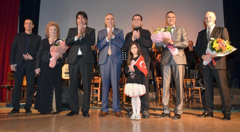 FOÇA, ULU ÖNDER ATATÜRK’Ü SEVDİĞİ ŞARKILARLA ANDI