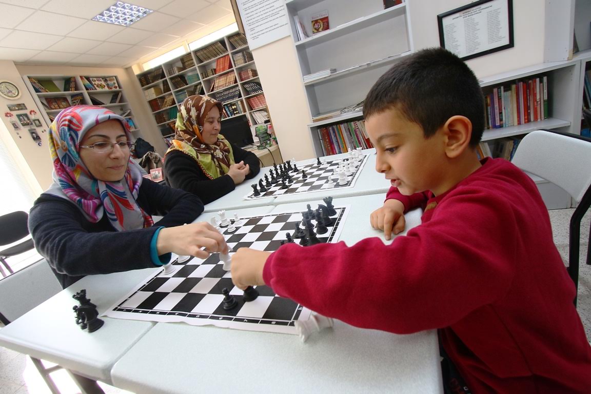 Anne ve çocukları satranç kursunda!