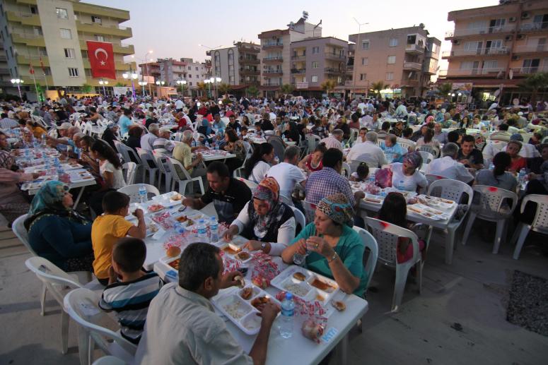 İFTAR SOFRASI GÜMÜLDÜR’DE KURULDU