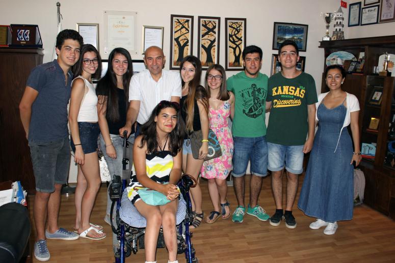 SEFERİHİSAR’IN GENÇLERİ KABUKLARINI KIRIYOR, DÜNYAYLA BULUŞUYOR…