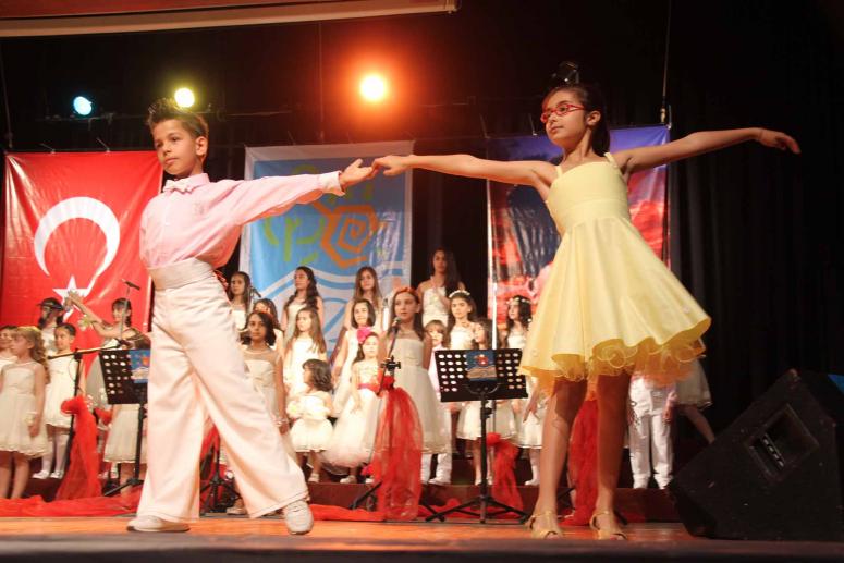 NARLIDERE BELEDİYESİ ÇOCUK KOROSUNDAN BİR İLK