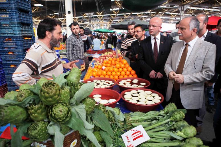 BAYRAKLI’DA PAZAR YERLERİNE NEŞTER