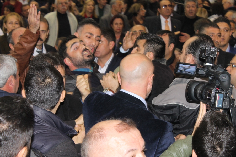 CHP İzmir İl Kongresi'nde ortalık karıştı!