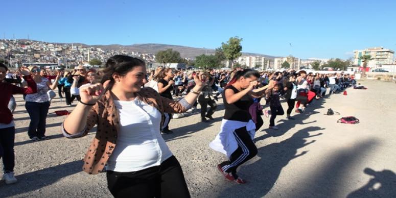 2015 KİŞİ AYNI ANDA ZEYBEK OYNAYACAK