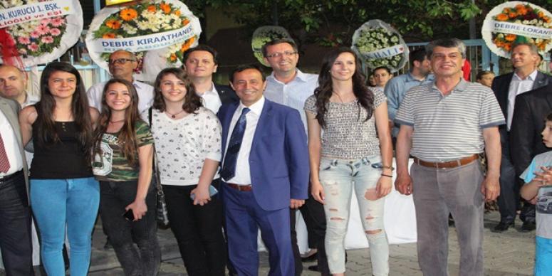 BORNOVALI GÖÇMENLER MHP’Lİ MURAT KOÇ’U BAĞRINA BASTI