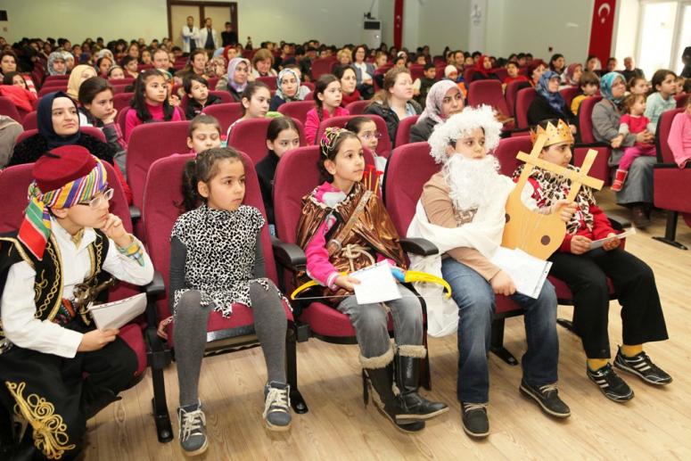 BAYRAKLILI ÇOCUKLAR İZMİR’İN TARİHİNİ ÖĞRENİYOR