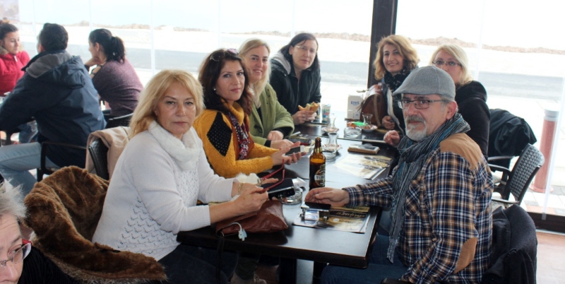 YENİFOÇALI HAYVANSEVERLER YEMEKTE BİR ARAYA GELDİ