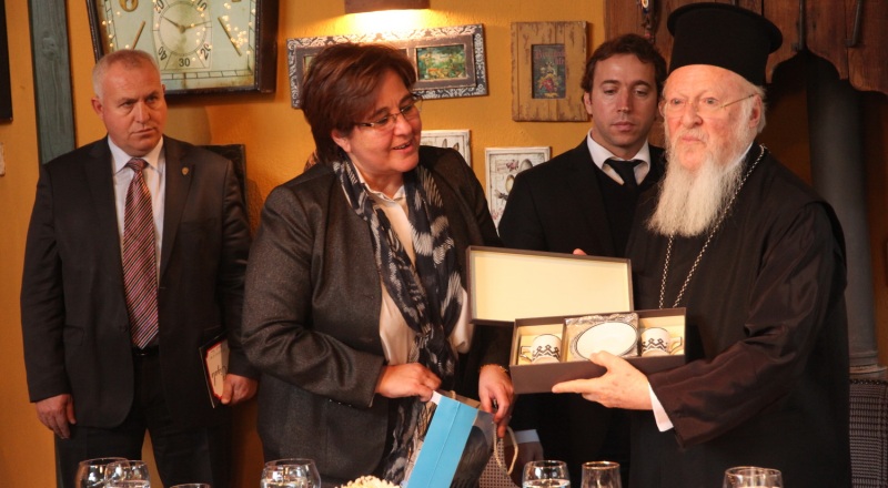 DÜNYA BARIŞI İÇİN BİR ARAYA GELMELİYİZ