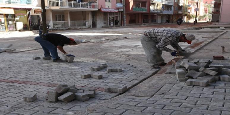 BAYRAKLI’YA 50 BİN METREKARE PARKE TAŞ