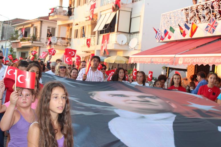 FOÇA 30 AĞUSTOS'U ÇOŞKULU KUTLADI