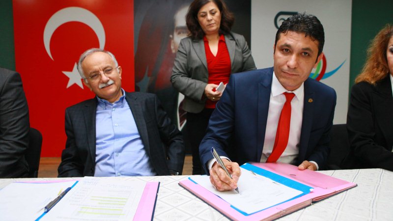 BAYRAKLI'DA MEMURLARIN TOPLU SÖZLEŞME SEVİNCİ