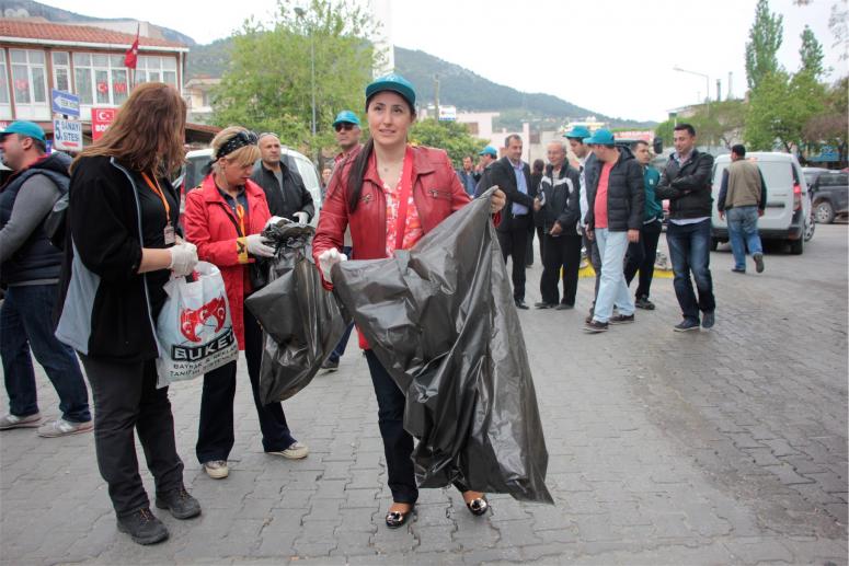 BORNOVA’DA BAHAR TEMİZLİĞİ EVLERDEN SOKAKLARA TAŞTI