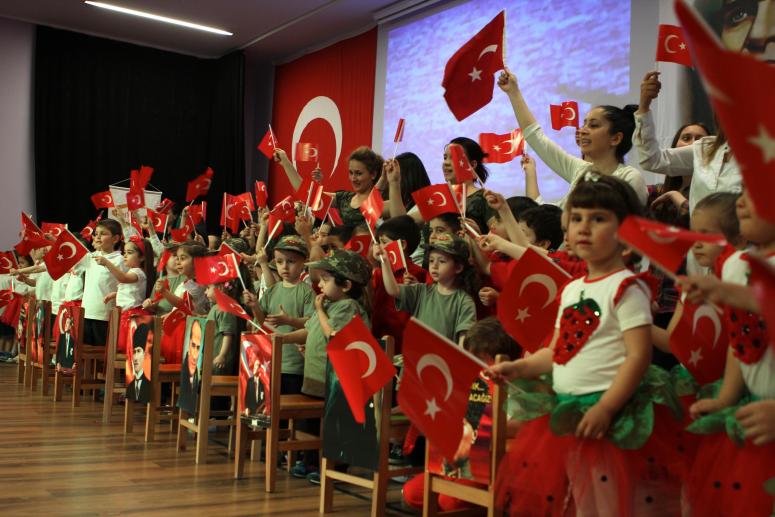 NEŞE ERBERK BORNOVA ANAOKULU’NDAN  COŞKULU 23 NİSAN KUTLAMASI