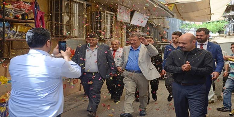 GÜRHAN: İZMİR'Lİ BU HİZMETİ HAK EDİYOR
