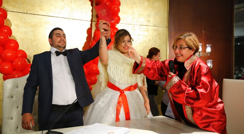YENİ YILA EVLİ GİRDİLER