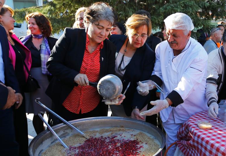 AŞURE KAZANI BARIŞ İÇİN KAYNADI