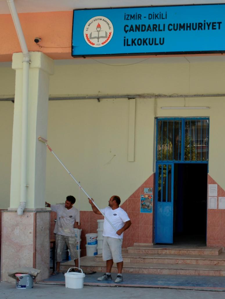 DİKİLİ’DE OKULLAR PIRIL PIRIL OLUYOR