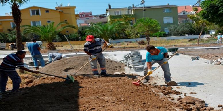 DİKİLİ’DE PARKLAR YENİLENİYOR