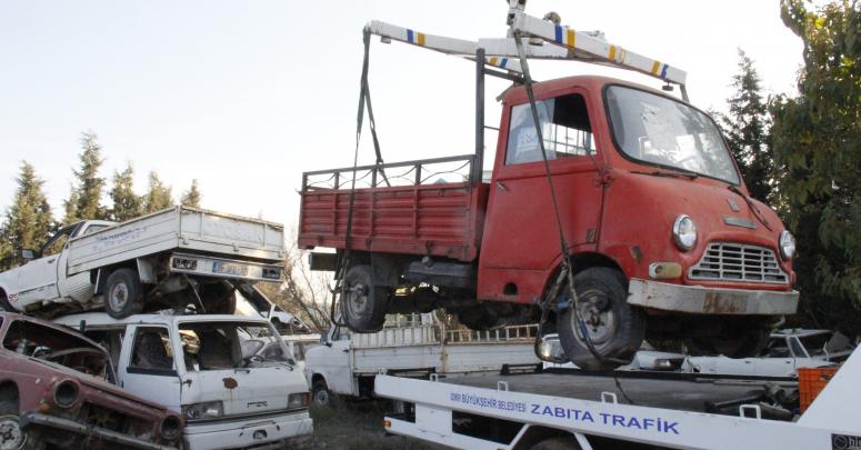 BUCA ZABITASI HURDA ARAÇLARI TOPLADI