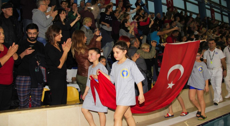 İZMİR'İN MİNİK YÜZÜCÜLERİ BUCA'DA BULUŞTU