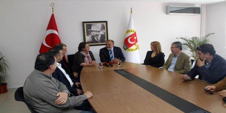 OKTAY VURAL’DAN GAZETECİLERE “GEÇMİŞ OLSUN” ZİYARETİ