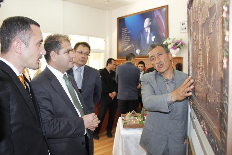 ÖZGÜRLÜĞÜN RENKLERİ RESİM SERGİSİ FOÇA’DA AÇILDI