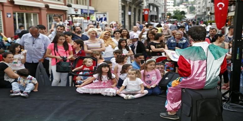 KONAK’IN SOKAKLARI TİYATROYLA ŞENLENDİ