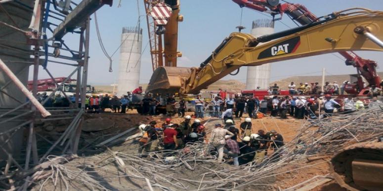 İZMİR'DE GÖÇÜK! BETON YIĞINI ALTINDA İŞÇİLER KALDI
