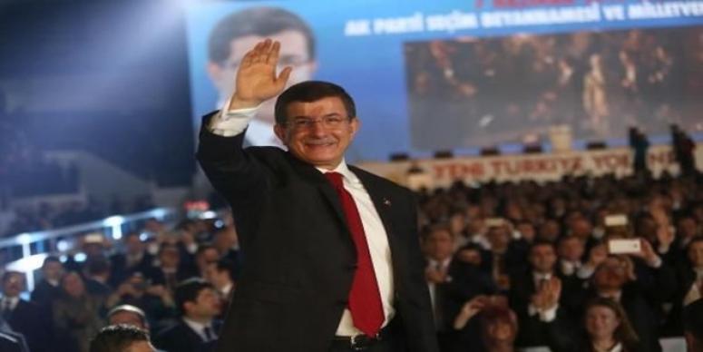 DAVUTOĞLU, AK PARTİ’NİN 100 MADDELİK SEÇİM BEYANNEMESİNİ AÇIKLADI