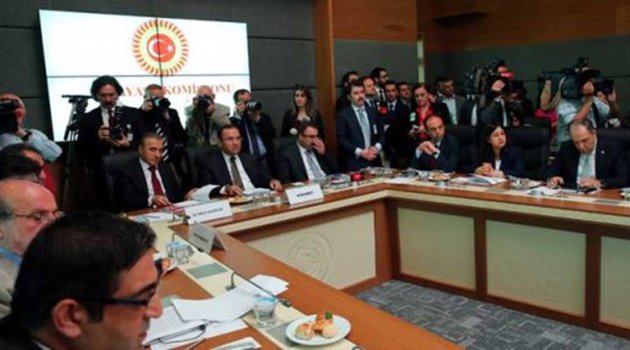 AKP, Anayasada Tartışmalı Maddeleri 'Perdeledi'