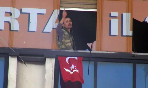 AK PARTİ İLÇE BİNASINA SİLAHLI BASKIN!