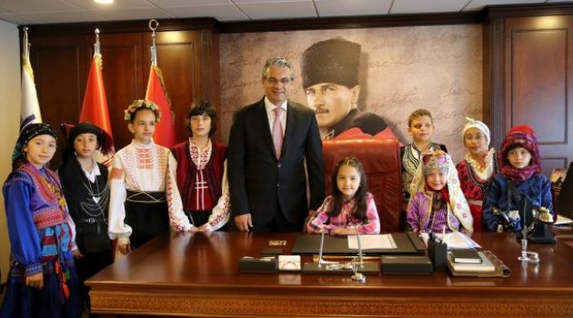 Akpınar makamını ‘Dünya Çocuklarıyla’ paylaştı